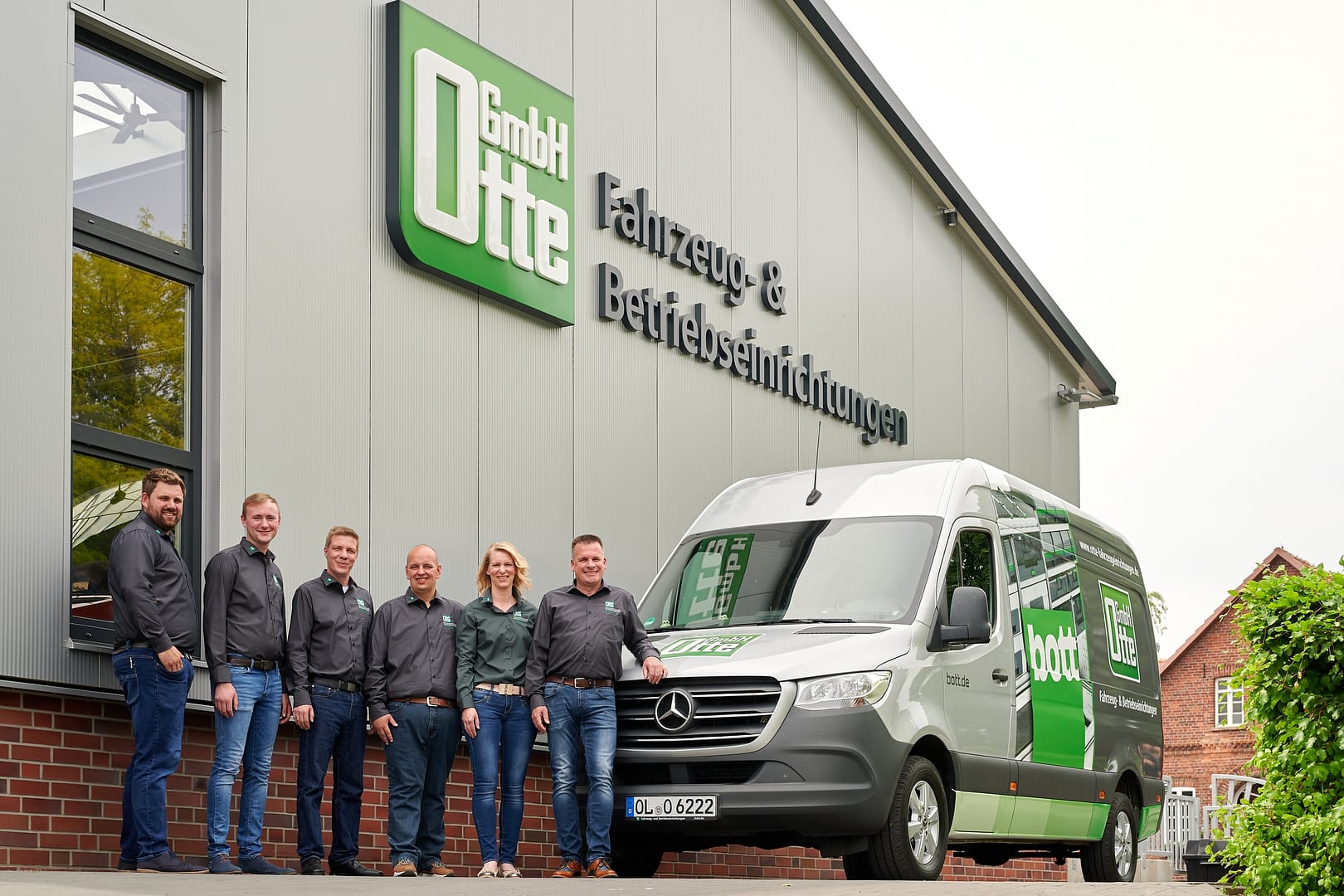 Mitarbeiter vor der Halle mit Transporter